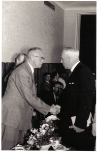 F25 Dhr. J.G.Vedders, hoofd O.L.S.neemt afscheid, 1957